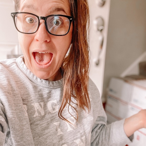 Hello! I’m Olive! Welcome to my closet! - Picture 5 of 16